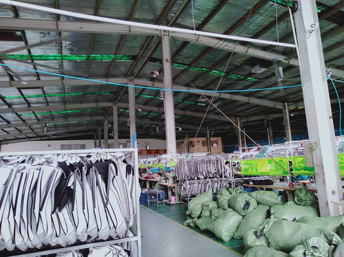 塑料制品廠房如何選擇合適的通風(fēng)降溫設(shè)備？——兼談建筑裝飾材料銷售視角